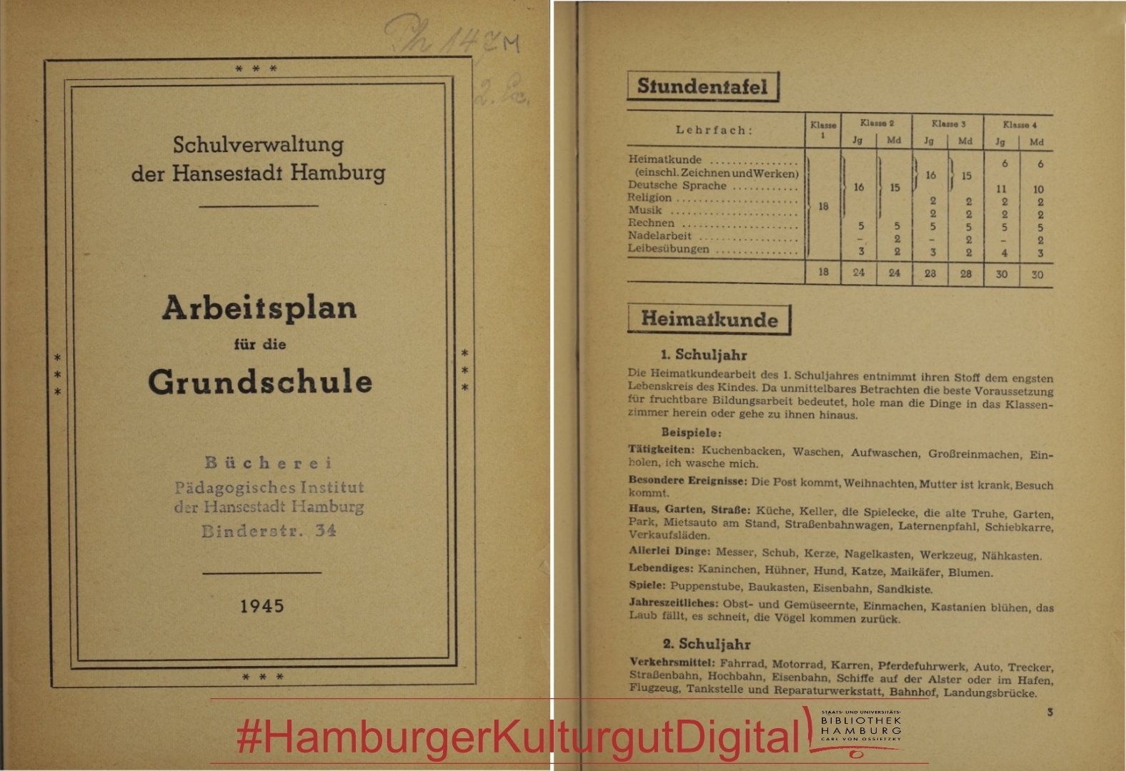 Aufgeschlagenes Buch mit dem Titelblatt links und einer Inhaltsseite rechts. Links steht in einem Rahmen: 'Schulverwaltung der Hansestadt Hamburg', darunter 'Arbeitsplan für die Grundschule', gefolgt von weiteren Angaben wie 'Bücherei Pädagogisches Institut der Hansestadt Hamburg, Elbenderstr. 34' und der Jahreszahl '1945'. Rechts befindet sich eine tabellarische Übersicht mit der Überschrift 'Stundentafel', die Fächer und Wochenstunden für verschiedene Schuljahre auflistet. Darunter beginnt der Abschnitt 'Heimatkunde', der in Fließtext die Inhalte für das 1. Schuljahr beschreibt. Unten am Bildrand ist der Hashtag '#HamburgerKulturgutDigital' zu sehen.