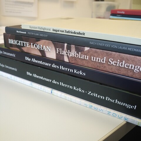 foto eines stapels bücher