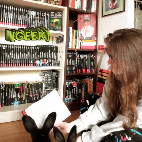 Marie und ihre Kaninchen mit den Büchern 