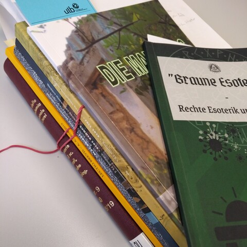 foto eines stapels bücher