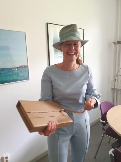 Fotoserie des Entpackens der gedruckten Belegexemplare von #Urheberrecht in Bibliotheken, das in der Wissenschaft gern gefeiert und geteilt wird. Foto @heikestadler