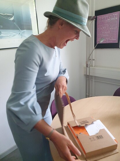 Fotoserie des Entpackens der gedruckten Belegexemplare von #Urheberrecht in Bibliotheken, das in der Wissenschaft gern gefeiert und geteilt wird. Foto @heikestadler