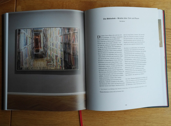 foto einer doppelseite zu bibliotheken in der kunst aus dem buch "bibliomania – das buch in der kunst"