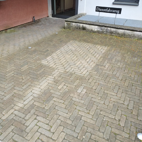 foto eines trockenen quadrats und einer schmalen linie auf einem parkplatz