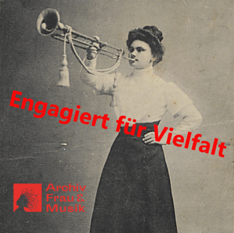 Bild zeigt eine Frau in Gewandung der Zeit um 1900, die eine Fanfare bläst, quer drübergelegt der Spruch 