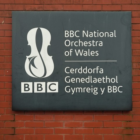 foto eines schildes mit dem namen und dem logo des BBC national orchestra of wales an der rückseite des millenium centres in cardiff