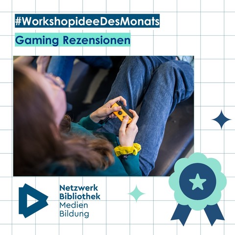 Grafik mit Text und Foto:
#WorkshopideeDesMonats
Gaming Rezensionen
Netzwerk Bibliothek Medienbildung

Auf dem Foto sieht man eine Person, die eine kleine gelbe Spielekonsole in der Hand hält.
