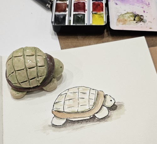 Original und Aquarell mit Fineliner: Kleine, handgetöpferte Schildkröte, mit hellgrün glasiert Panzer und ykörper und braun glasierten Panzerkragen