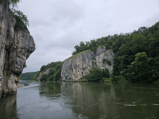 Donau mit Felsen.