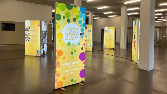 Jubiläumsausstellung zum 50 Jubiläum der Uni Osnabrück im Foyer der Bibliothek Westerberg