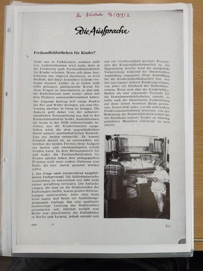 Artikel "Freihandbibliotheken für Bibliotheken" als Ausdruck. Rechts unten ein Bild von drei Kindern, die vor einem Buchregal stehen. Eines liest.