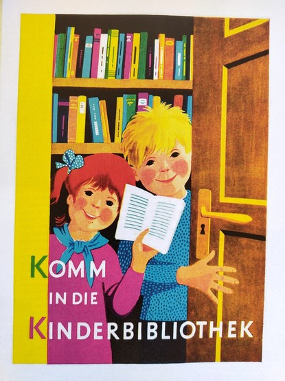 Poster, recht einfache Grafik und starke, einfache Farben. Zwei Kinder stehen hinter einer geöffneten Tür, lächeln einladend, das Kind links hält ein Buch offen. Hinter ihnen ein Buchregal.