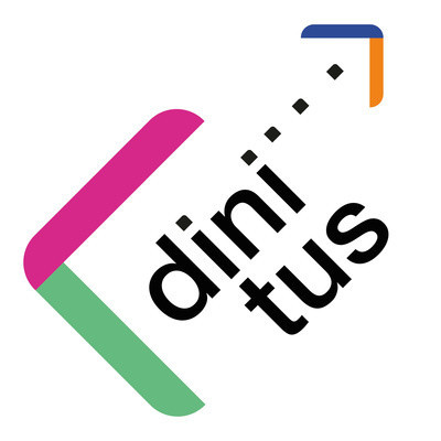 Logo des DINItus Podcasts bestehend aus dem Schriftzug dinitus, der in das ursprüngliche ehemals quadratische DINI Logo integriert wurde. Das ursprüngliche DINI Logo besteht aus einem Quadrat, dessen 4 Seiten in unterschiedlichen Farben dargestellt sind. 