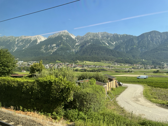 Blick aus dem Zug auf das Karwendelgebirge