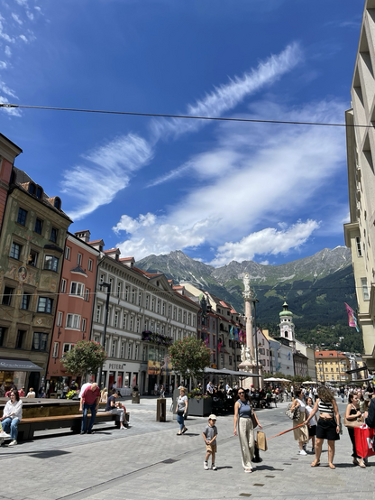Foto vom Marktplatz auf das Gebirge in Innsbruck
