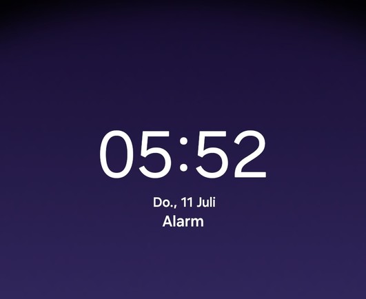 Screenshot mit dunkelblauen Hintergrund, angezeigt wird eine Uhrzeit und ein Datum für einen Wecker