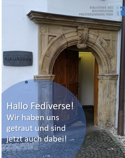 Geöffnete Eingangstür der Bibliothek des Priesterseminars Trier mit Begrüßungstext: 