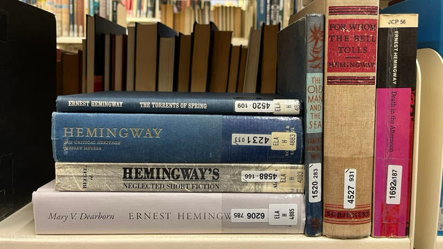 Werke Hemingway’s im Bücherregal 