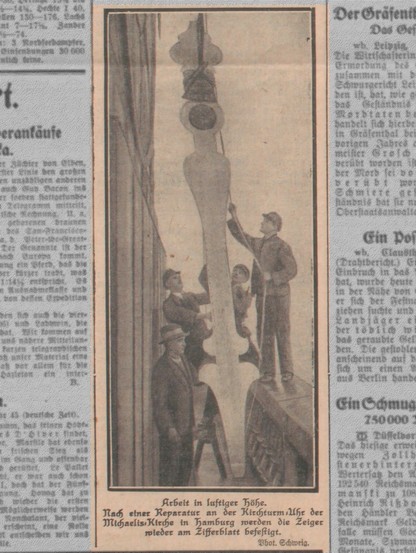 Altes Zeitungsbild, das Arbeiter zeigt, die einen Uhrturm reparieren. Mehrere Männer helfen bei der Sicherung einer großen Komponente gegen den Turm.