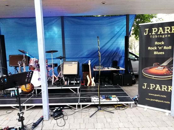 Aufgebautes Setup der Hobbyband JPARK vor einem Konzert in Tübingen.