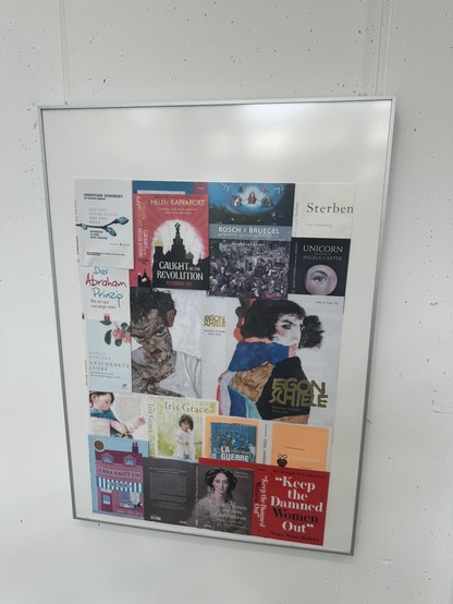 Foto einer Buchcover-Collage mit silbernem Rahmen an der Wand hängend 