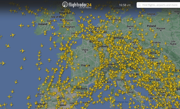 Europakarte von Flightradar24, die zahlreiche Flugbewegungen zeigt (viele viele gelbe Flugzeug-Symbole). Nur über Paris und Umgebung (etwa 150 bis 200 km Radius) sind derzeit (fast) keine Flugzeuge unterwegs aufgrund der Eröffnung der Olympiade und evtl. den Anschlägen auf das französische Schienennetz heute morgen  
