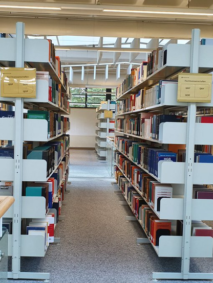 Bücherregale im ReWi-Bereich