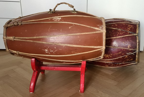 Zwei Trommeln des javanischen Gamelan