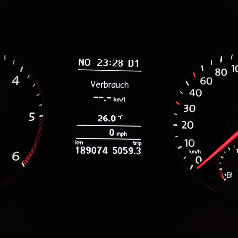 foto der uhrzeit- und temperaturanzeige eines vw multivan mit den genannten werten