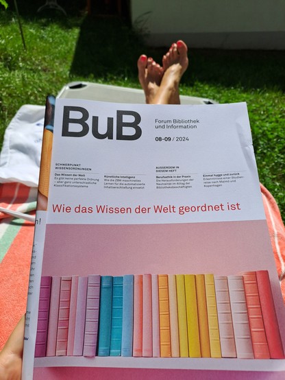 Foto der Fachzeitschrift BuB, Ausgabe 8-9 2024. Auf Cover Buchrücken, in pastelligen Rehenbogenfarben angeordnet