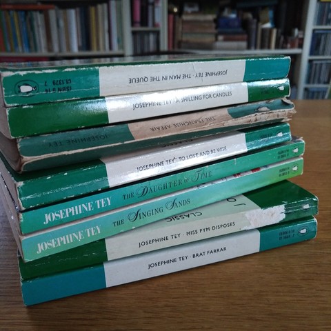 foto eines stapels mit den kriminalromanen von josephine tey in ausgaben aus dem penguin-verlag