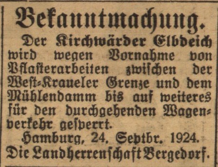 Das Bild zeigt eine historische Anzeige in deutscher Sprache vom 24. September 1924 bezüglich Straßensperrungen aufgrund von Bauarbeiten in Elbddeich, Hamburg. Sie gibt das betroffene Gebiet zwischen West-Kraueler Grenze und Mühlen-Staudamm an.