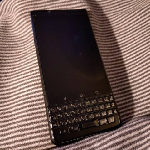 foto eines smartphones blackberry key one