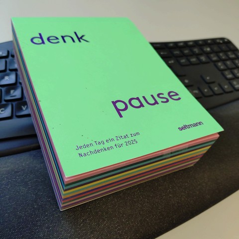 foto des zitatekalenders "denkpause" aus dem seltmann verlag, mit gestaffelt farbigem papier