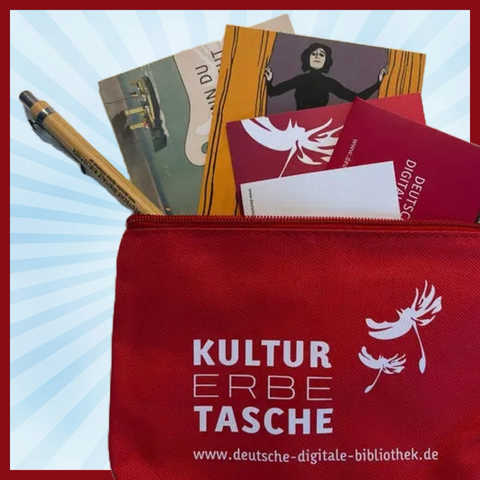 Foto: Kleine Tasche mit Aufdruck DDB „Kultur Erbe Tasche“, daraus hervorschauend Postkarten, Kugelschreiber, Flyer