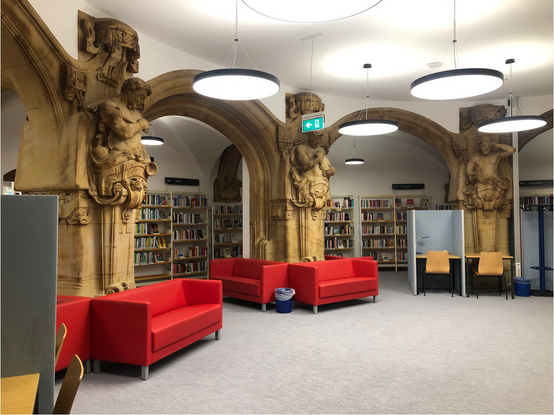 Screenshot eines Fotos des Innenraums der Bibliothek. Quelle: https://www.berlin.de/ba-charlottenburg-wilmersdorf/verwaltung/aemter/weiterbildung-und-kultur/stadtbibliothek/heinrichschulzbibliothek-203398.php