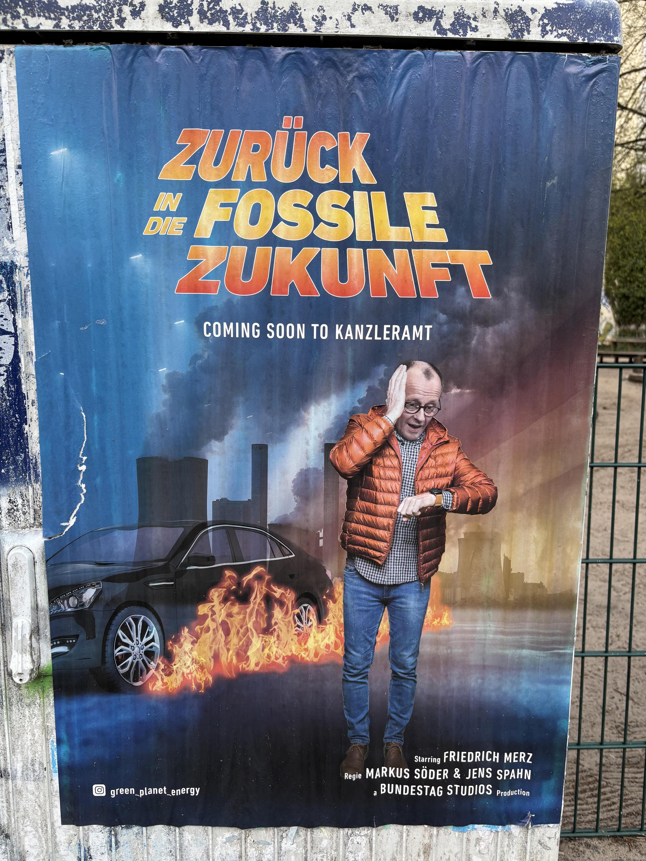 Plakat auf einem Berliner Stromverteilerkasten. Titeldesign wie bei Zurück in die Zukunft. Es steht dort: Zurück in die fossile Zukunft - Coming soon to Kanzleramt. Es ist ein Friedrich Merz auf die Uhr schauend zu sehen, im Hintergrund rauchen Schlote und ein Dienstwagen hat brennende Fahrspuren (wie beim Film der DeLorean)