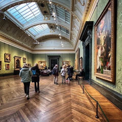 Foto: Menschen im Museum 