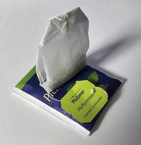Foto: Teebeutelhalter auf dem dazugehörigen Papiertütchen, in dem er einzelverpackt gewesen war 