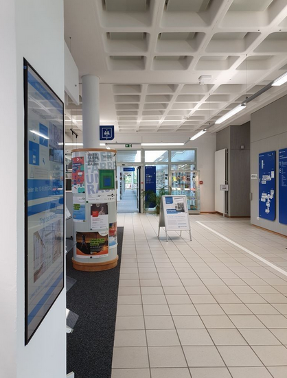 Foto des Eingangsbereichs der UB