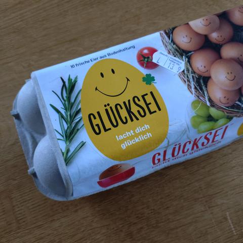 verpackung der eier mit dem smiley-aufdruck: sie heißen "glücksei"