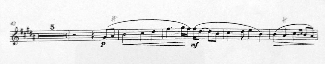 foto einer einzelnen notenzeile mit fünf kreuzen und dem beginn einer melodie