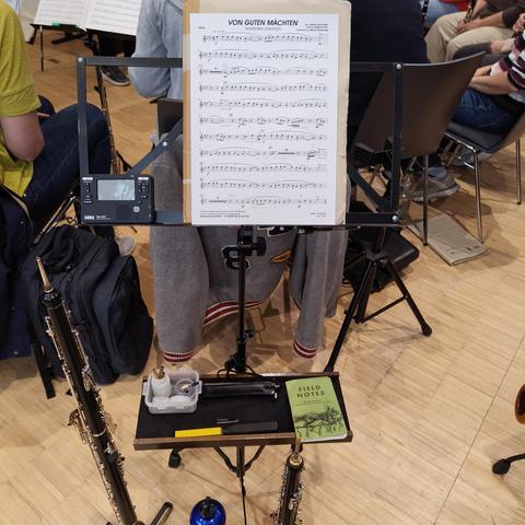 foto eines notenständers mit einer ablage, davor eine oboe und ein englischhorn