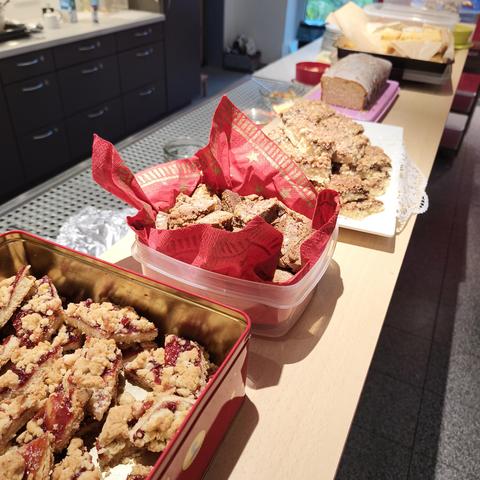 foto einer theke, auf der mehrere kuchen bereitstehen