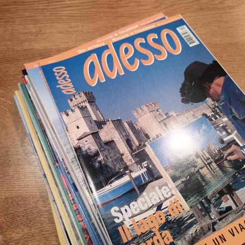 stapel mit heften der italienisch-sprachlernzeitschrift "adesso"