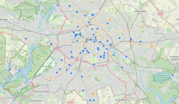 Karte Berlins mit 67 blauen Punkten, die für je eine Fahrradreparaturstation stehen