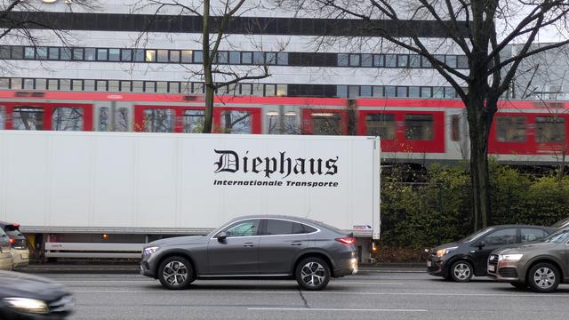 Ein Lastwagen mit der Aufschrift Diephaus. In Fraktur...