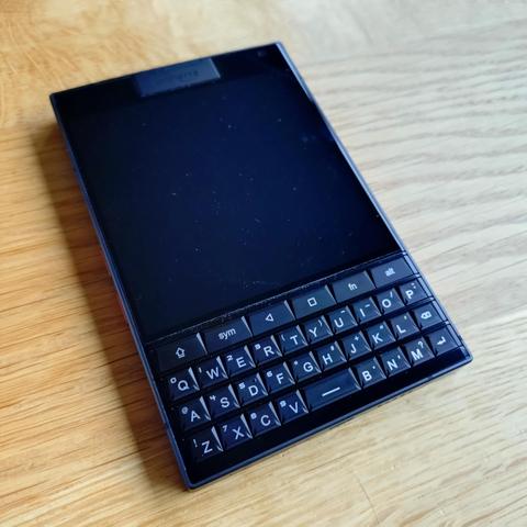 foto des smartphones titan 2 von unihertz auf einem holztisch