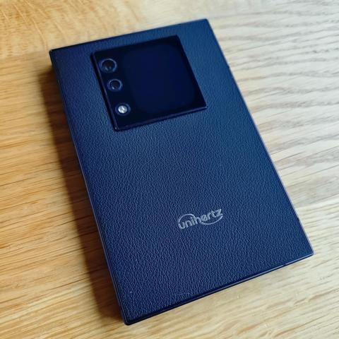 foto der rückseite des smartphones titan 2 von unihertz auf einem holztisch