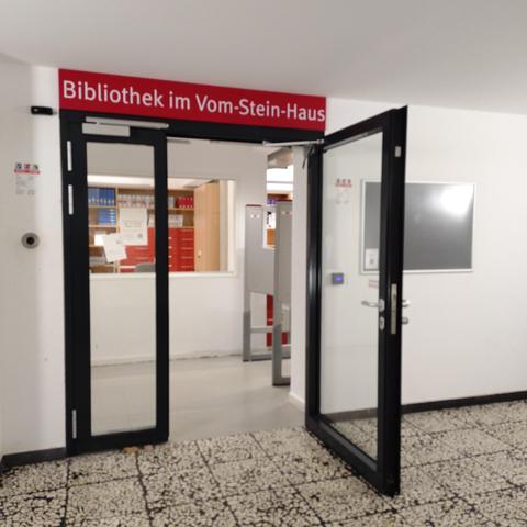 bild der eingangstür zur bibliothek im vom-stein-haus der uni münster